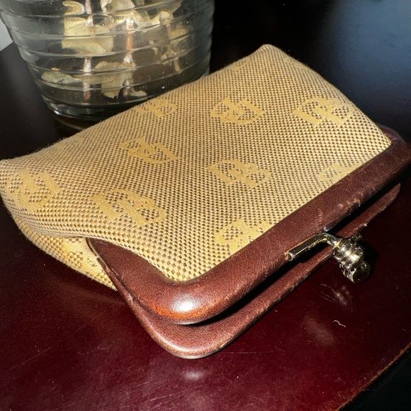 Dooney & Bourke Handbags - Vintage Dooney & Bourke Kiss-Lock Coin Purse